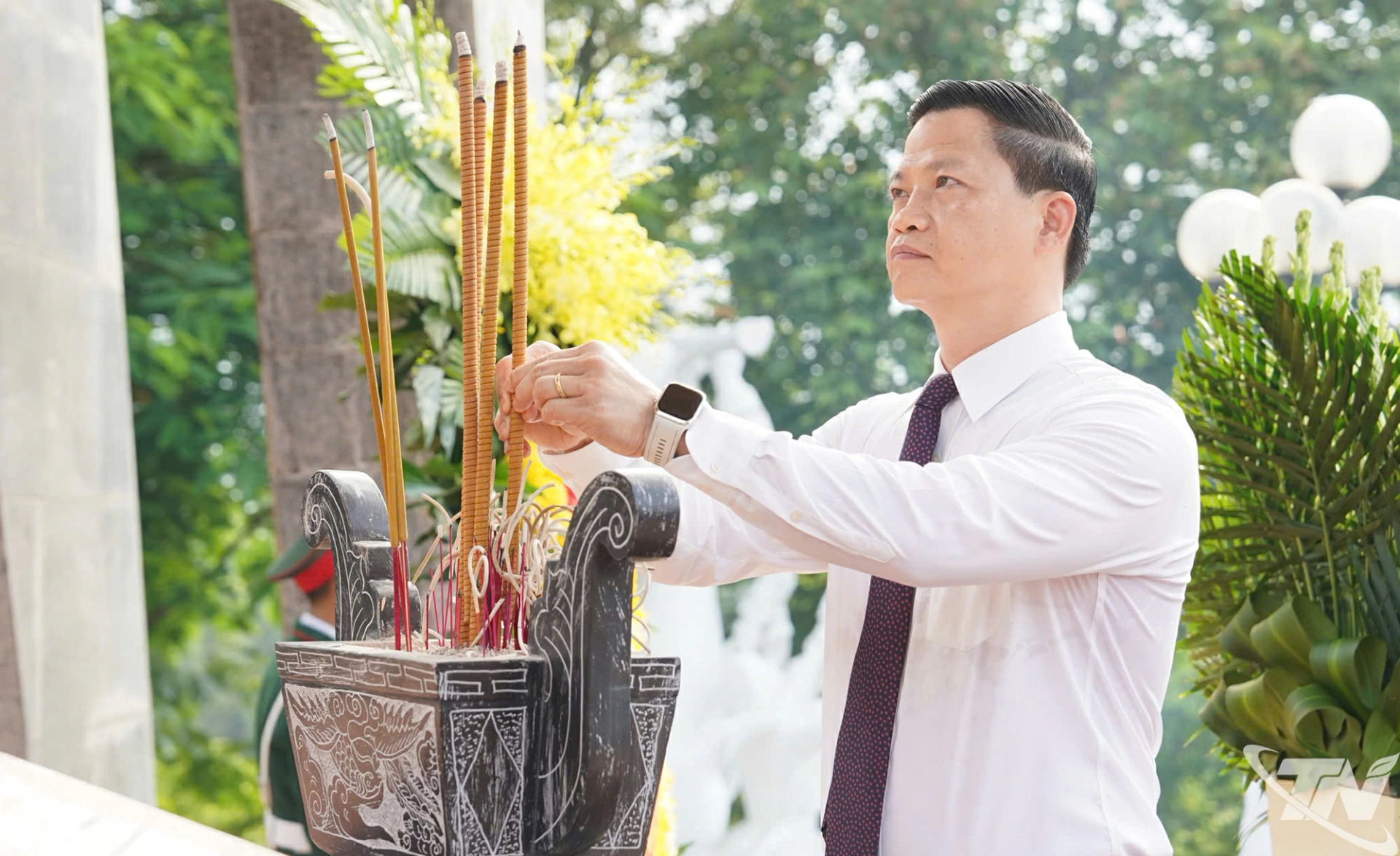 Đồng chí Chủ tịch UBND tỉnh Vương Quốc Tuấn dâng hương tưởng niệm các Anh hùng liệt sĩ.