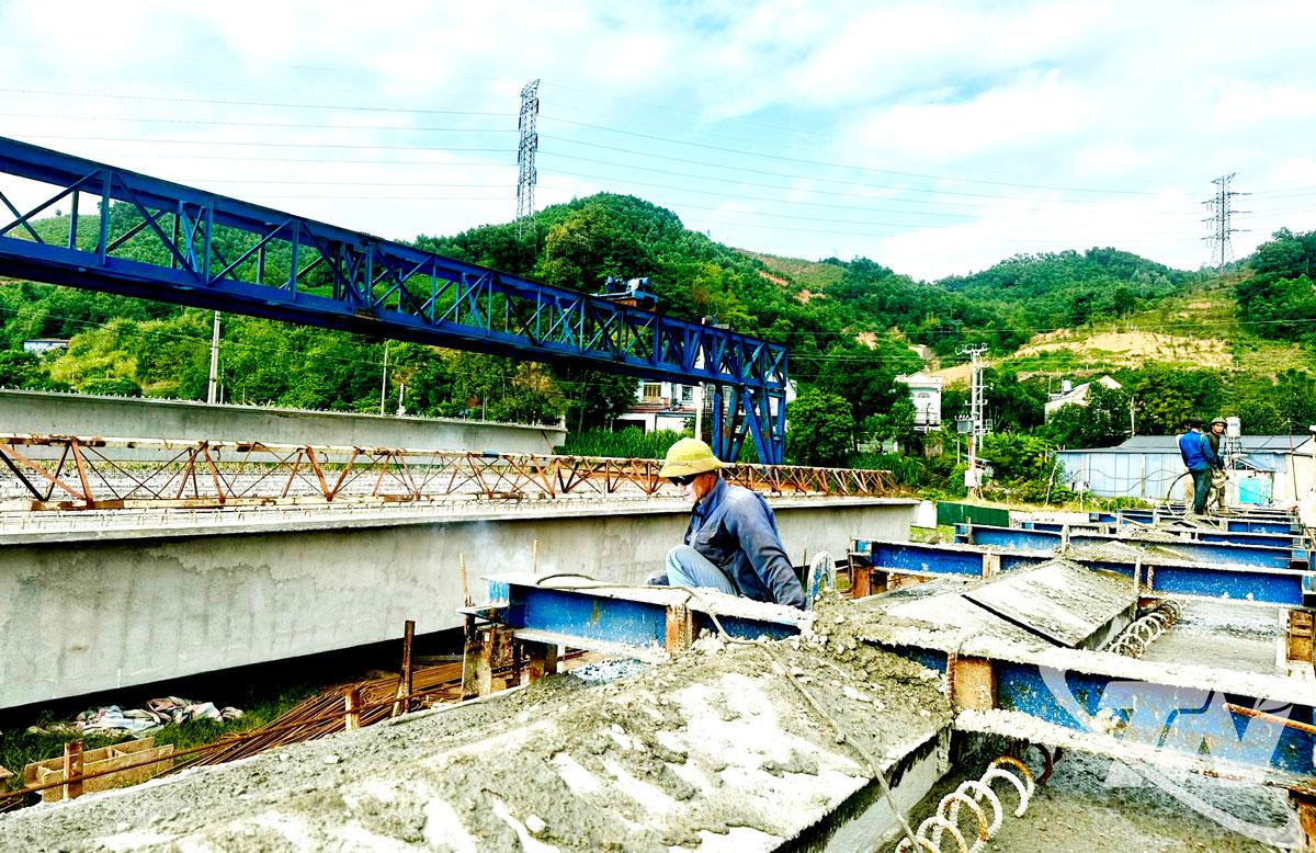 Dự án xây dựng cầu An Long và tuyến đường kết nối ĐT.270 với ĐT.261 (có tổng mức đầu tư 350 tỷ đồng) do Trung tâm Dịch vụ tổng hợp xã Đại Phúc làm chủ đầu tư, đang được đẩy nhanh tiến độ thi công.