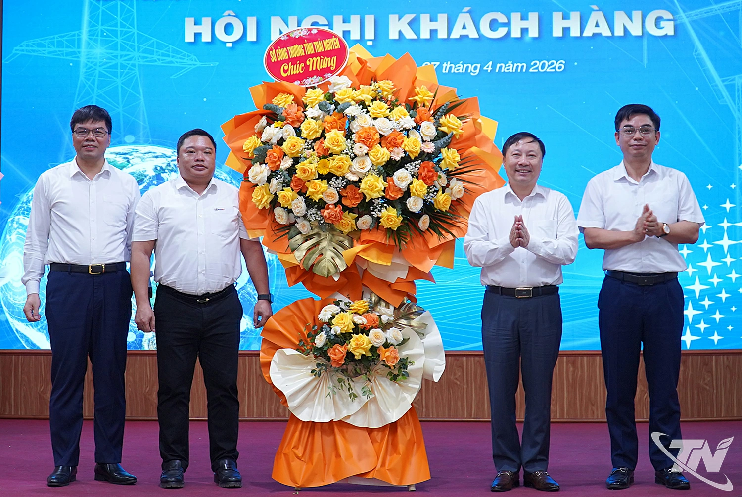 Phó Giám đốc Sở Công Thương tặng hoa chúc mừng.