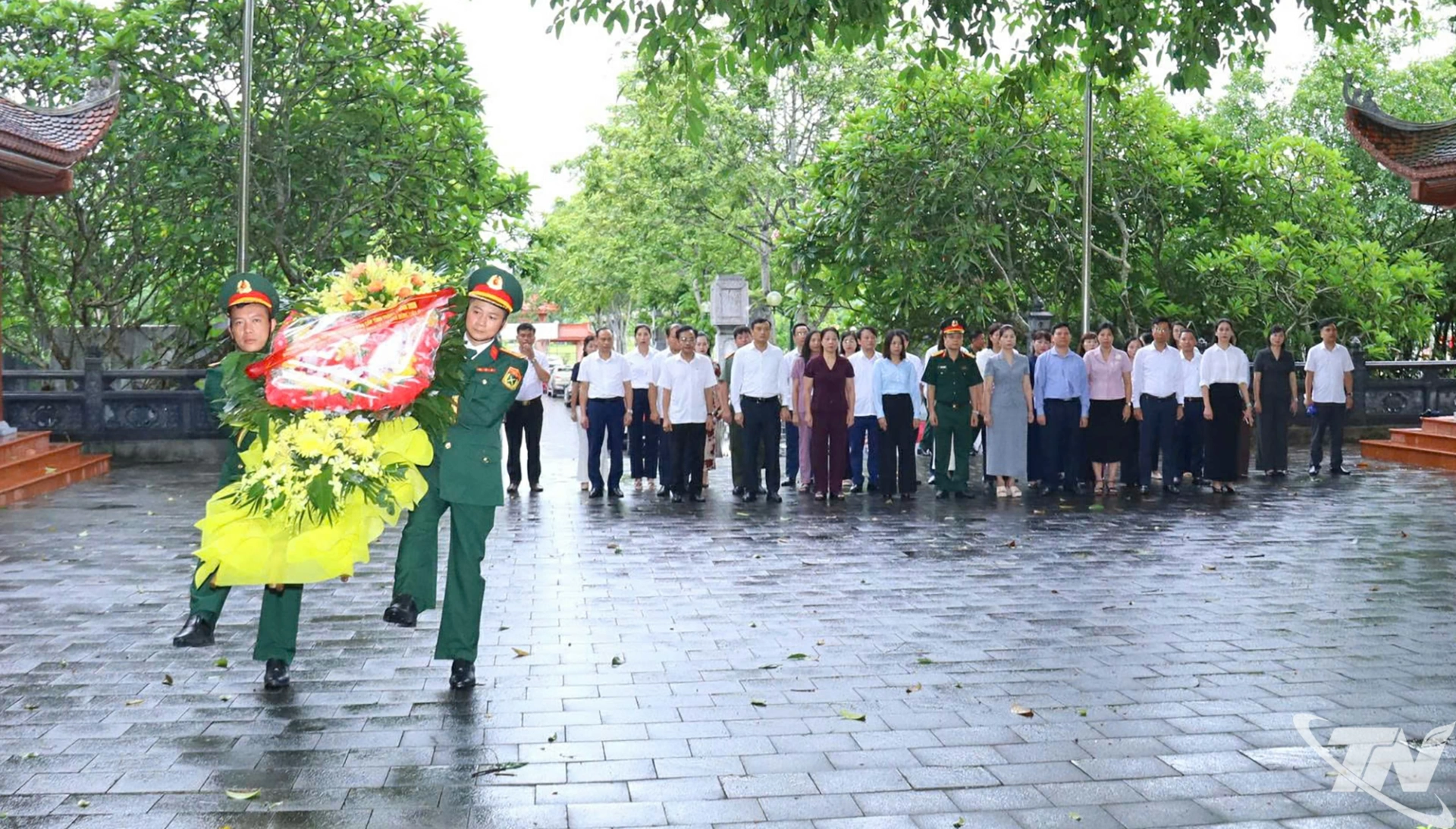 các đại biểu đã dâng hương tưởng niệm các Anh hùng liệt sĩ tại Khu di tích lịch sử quốc gia 27/7.