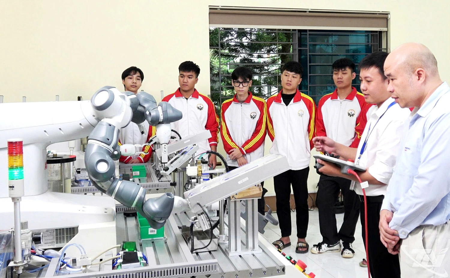 rường Đại học Kỹ thuật công nghiệp (Đại học Thái Nguyên) mở mới nhiều   ngành và chương trình đào tạo phù hợp với nhu cầu xã hội, định hướng   phát triển và xu thế công nghệ, như: Tự động hóa, cơ điện tử, bán dẫn...