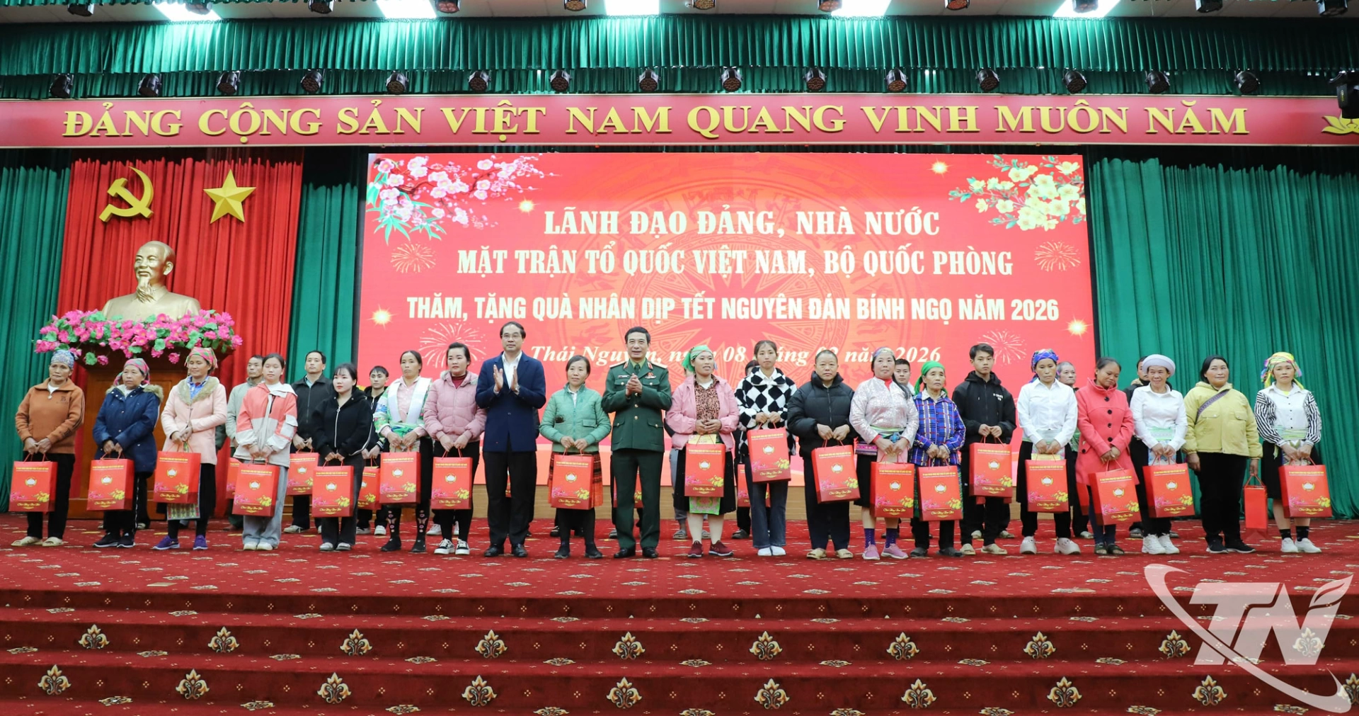 Đại tướng Phan Văn Giang và đồng chí Bí thư Tỉnh ủy Thái Nguyên Trịnh Xuân Trường trao quà tặng các hộ nghèo, hộ cận nghèo.