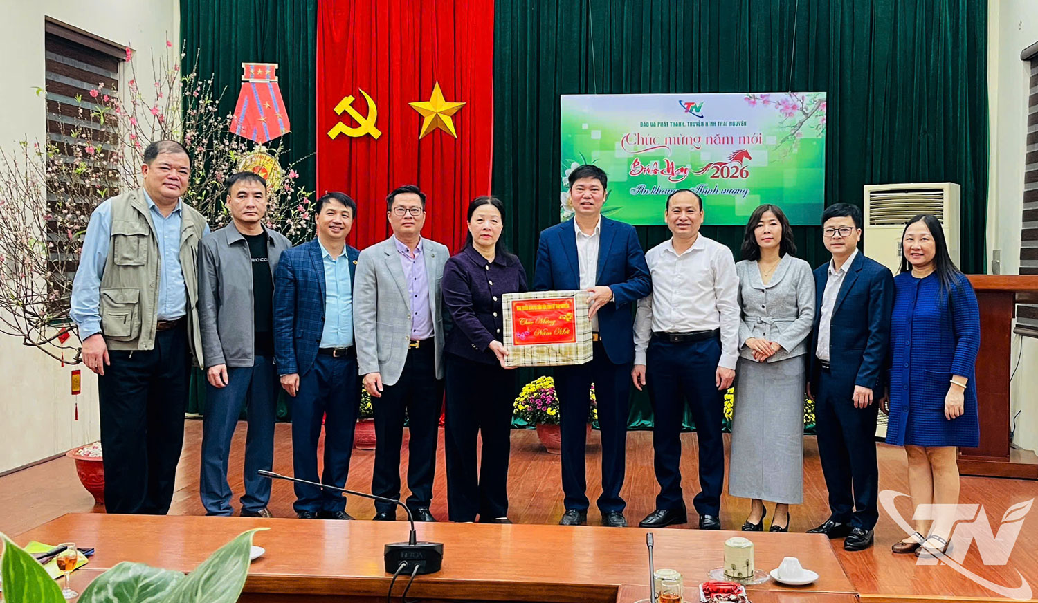 Đoàn công tác Ban Tuyên giáo và Dân vận Tỉnh ủy tặng quà, động viên đội ngũ trực Tết của Báo và Phát thanh, Truyền hình Thái Nguyên.