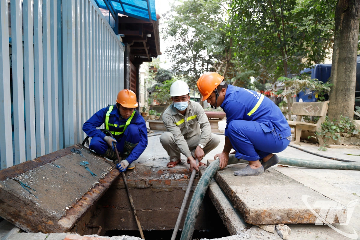 Đơn vị thi công triển khai nạo vét hệ thống cống.