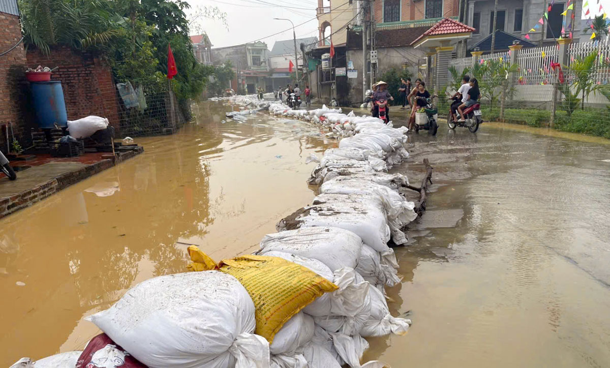 Đến gần sáng 9-10, các đoạn đê có nguy cơ tràn đã được gia cố an toàn.