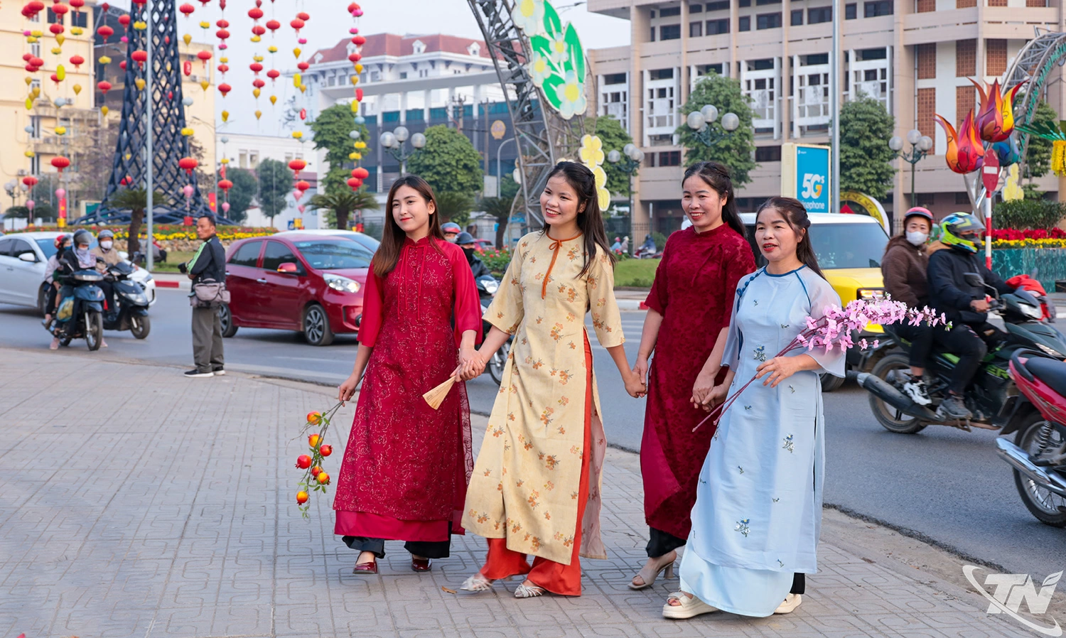 Thị trường Tết sôi động, hàng hóa dồi dào, giá cả cơ bản ổn định là nền tảng để người dân Thái Nguyên yên tâm đón Tết Nguyên đán Bính Ngọ 2026 trong không khí an vui, trọn vẹn.
