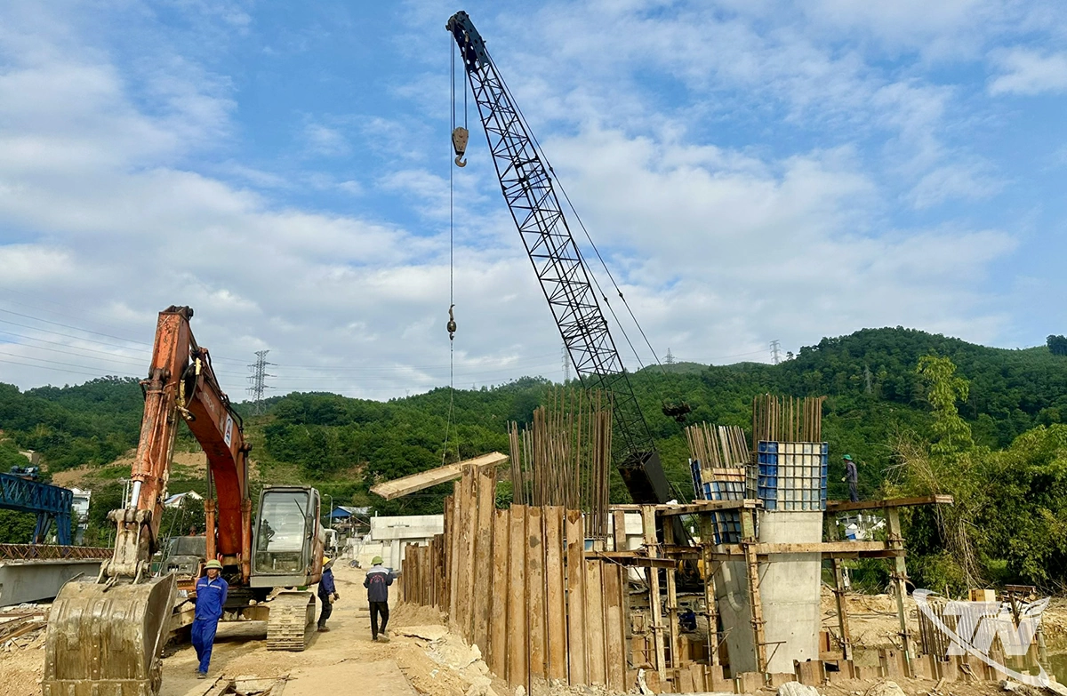 Công trình cầu An Long và tuyến đường kết nối tỉnh lộ ĐT.270 với ĐT.261  có tổng mức đầu tư 350 tỷ đồng, đang được đẩy nhanh tiến độ thi công.