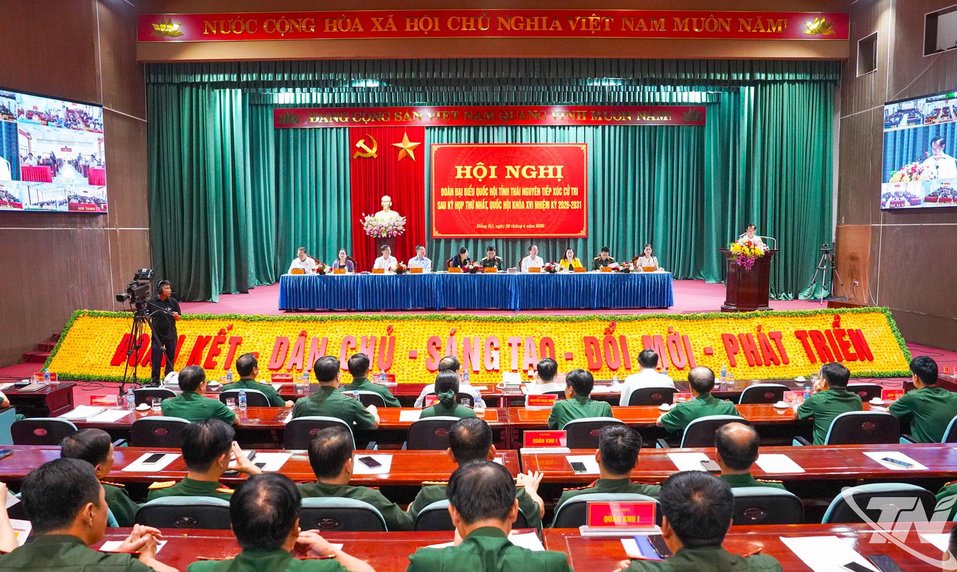 Quang cảnh buổi tiếp xúc cử tri Thái Nguyên sau Kỳ họp thứ nhất, Quốc hội khóa XVI.