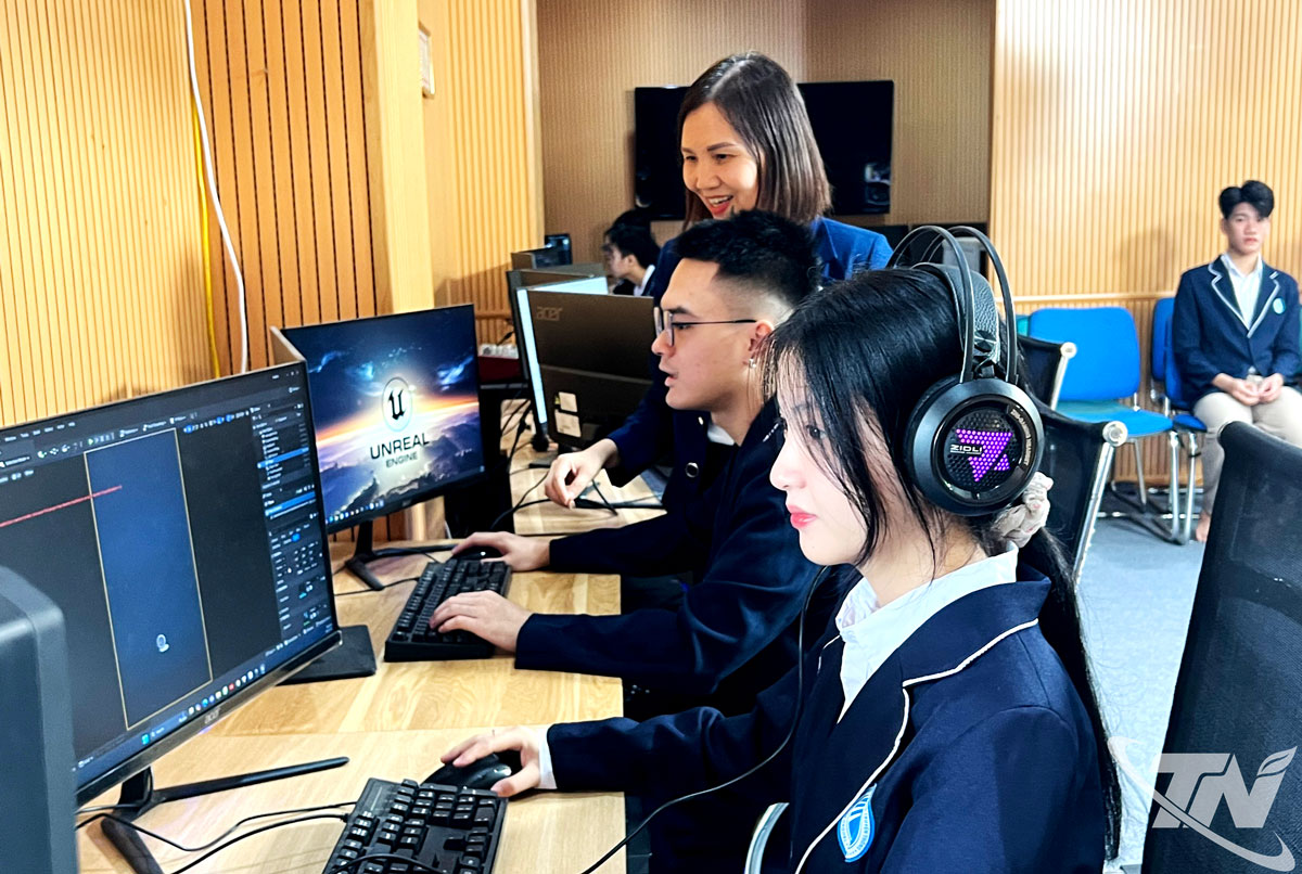 Sinh viên Trường Đại học Công nghệ thông tin và Truyền thông (Đại học Thái Nguyên) ứng dụng công nghệ thông tin trong học tập và sáng tạo.