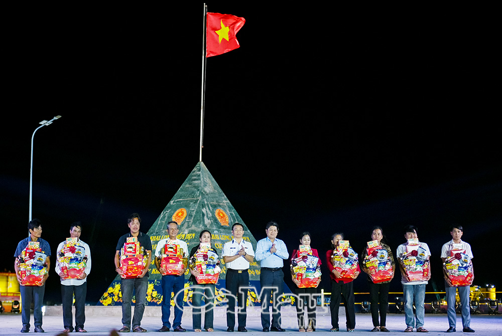 &ETH;ại t&aacute; B&ugrave;i Văn Quỳ, Ph&oacute; Tư lệnh Binh đo&agrave;n 20 v&agrave; đồng ch&iacute; L&ecirc; Văn Sử, Ph&oacute; Chủ tịch UBND tỉnh C&agrave; Mau, trao qu&agrave; xu&acirc;n cho c&aacute;c hộ d&acirc;n x&atilde; &ETH;ất Mũi đ&atilde; đồng h&agrave;nh c&ugrave;ng dự &aacute;n.