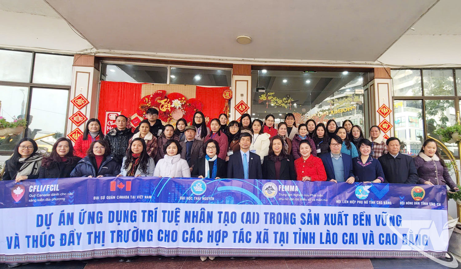Đại học Th&aacute;i Nguy&ecirc;n, th&ocirc;ng qua Trung t&acirc;m Nghi&ecirc;n cứu ph&aacute;t triển phụ nữ d&acirc;n tộc thiểu số v&agrave; miền n&uacute;i (FEMMA), phối hợp với c&aacute;c tổ chức ch&iacute;nh trị &ndash; x&atilde; hội tại L&agrave;o Cai v&agrave; Cao Bằng triển khai Dự &aacute;n &ldquo;Ứng dụng tr&iacute; tuệ nh&acirc;n tạo (AI) trong sản xuất bền vững v&agrave; th&uacute;c đẩy thị trường cho c&aacute;c hợp t&aacute;c x&atilde;&rdquo;.