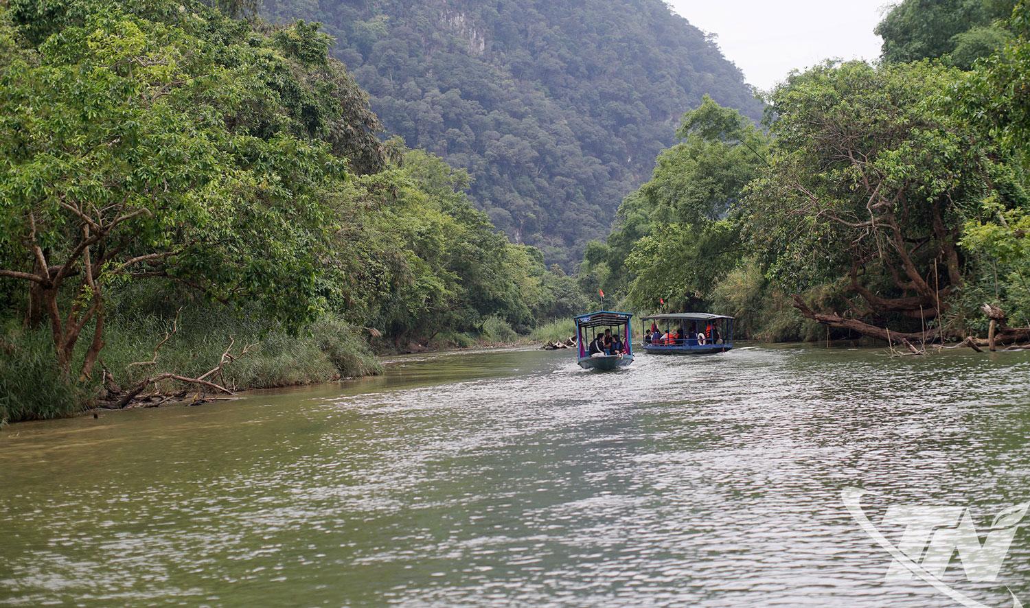 Du khách đi thuyền và ngắm cảnh trên sông Năng, vùng hồ Ba Bể.