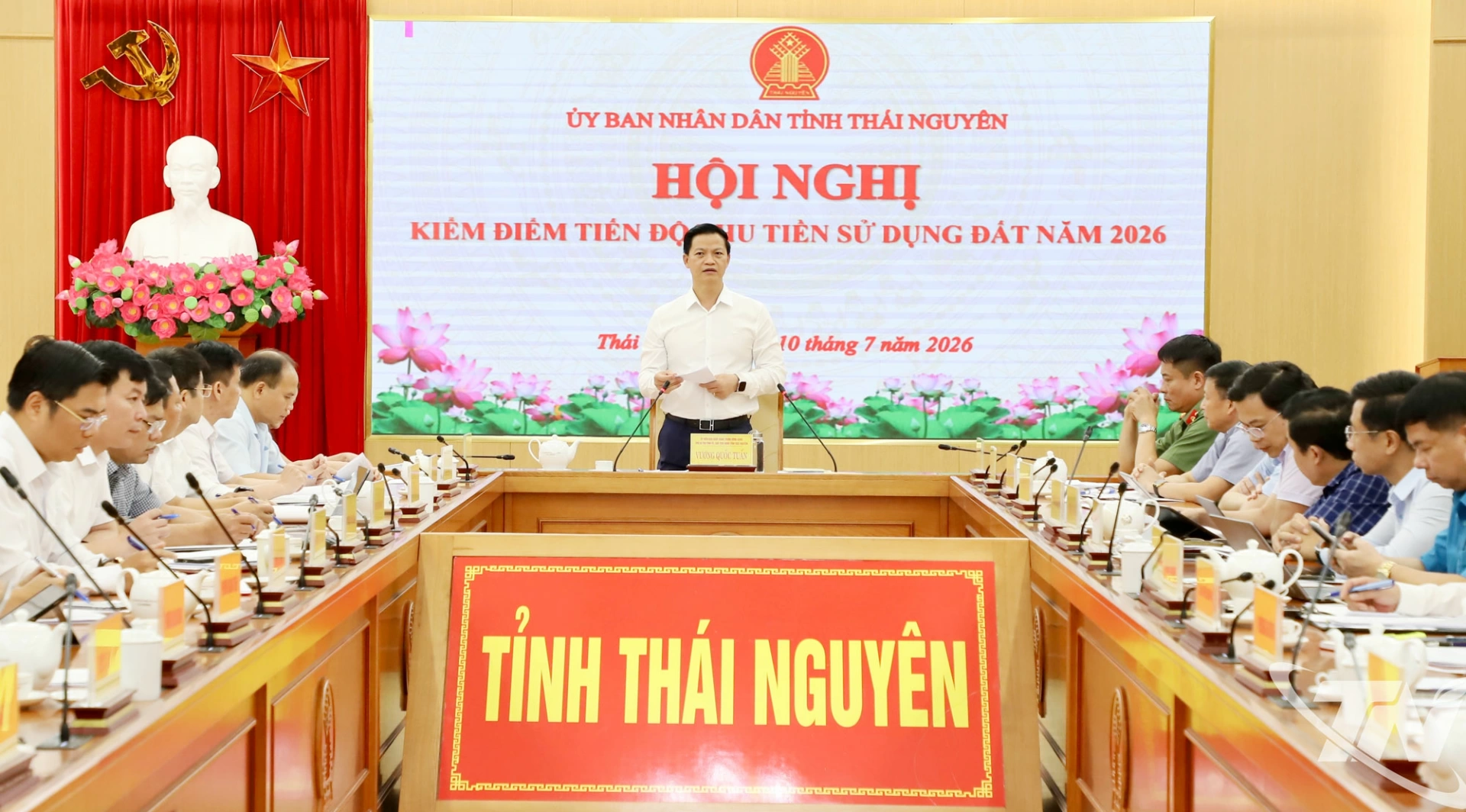 Đồng chí Chủ tịch UBND tỉnh Vương Quốc Tuấn chủ trì Hội nghị.
