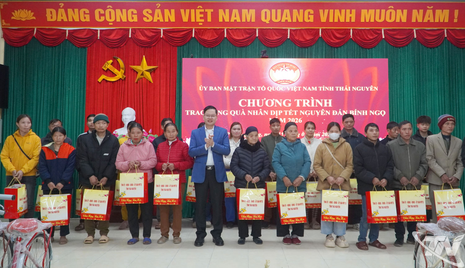 Đồng chí Đinh Quang Tuyên tặng quà Tết tại xã Phong Quang.