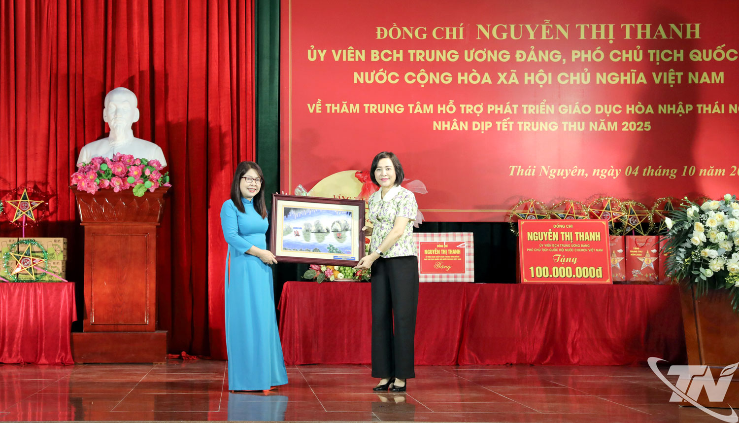 Phó Chủ tịch Quốc hội Nguyễn Thị Thanh tặng quà Trung tâm Hỗ trợ phát triển giáo dục hòa nhập Thái Nguyên.