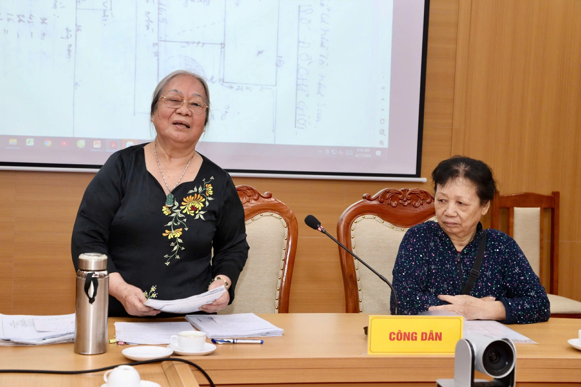 Công dân Nguyễn Thị Phương Thảo trình bày kiến nghị liên quan đến phần đất của gia đình