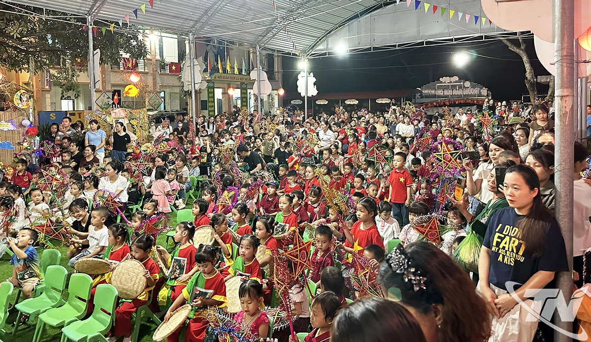Đông đảo các em thiếu nhi và phụ huynh đến cổ vũ Chương trình Trung thu cho em.