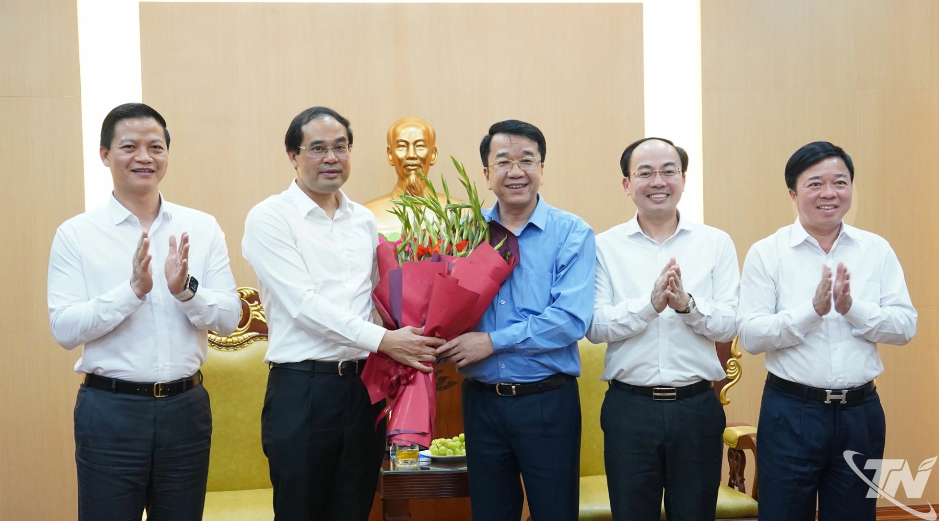 Đồng chí Trịnh Xuân Trường, Ủy viên Trung ương Đảng, Bí thư Tỉnh ủy Thái Nguyên tặng hoa chúc mừng đồng chí Nguyễn Thanh Bình, Phó Bí Thư Tỉnh ủy, Chủ tịch UBND tỉnh Ninh Bình.