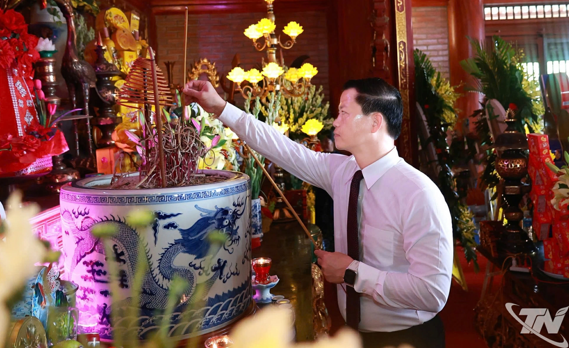 Đồng chí Chủ tịch UBND tỉnh Vương Quốc Tuấn thắp hương tưởng nhớ các Anh hùng liệt sĩ.