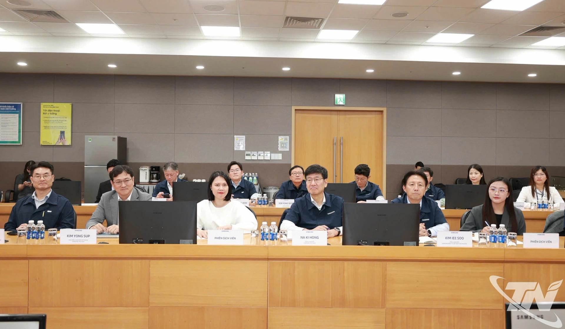 Các đại biểu tham dự buổi làm việc.