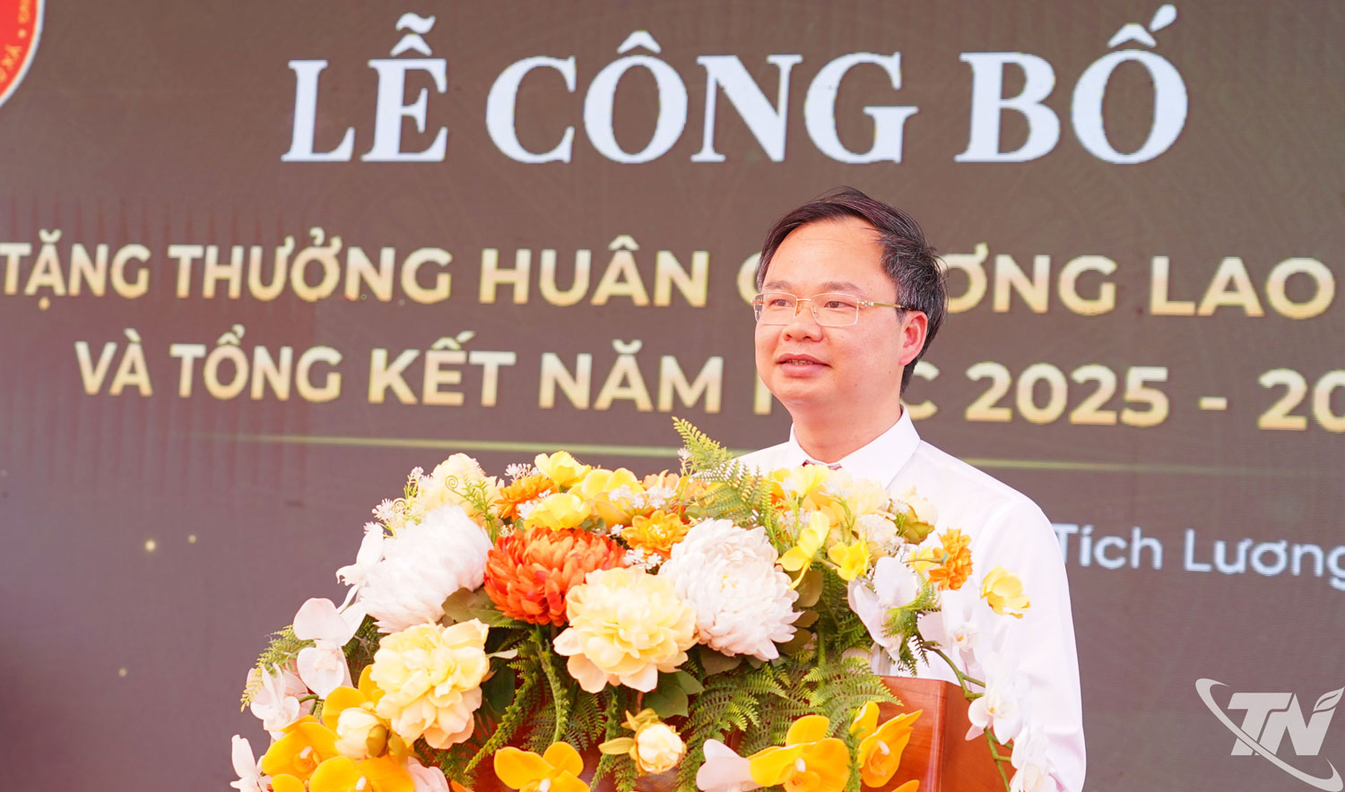 Đồng chí Giám đốc Sở Giáo dục và Đào tạo ghi nhận, biểu dương thành tích của trường Tiểu học Phú Xá trong thời gian qua.