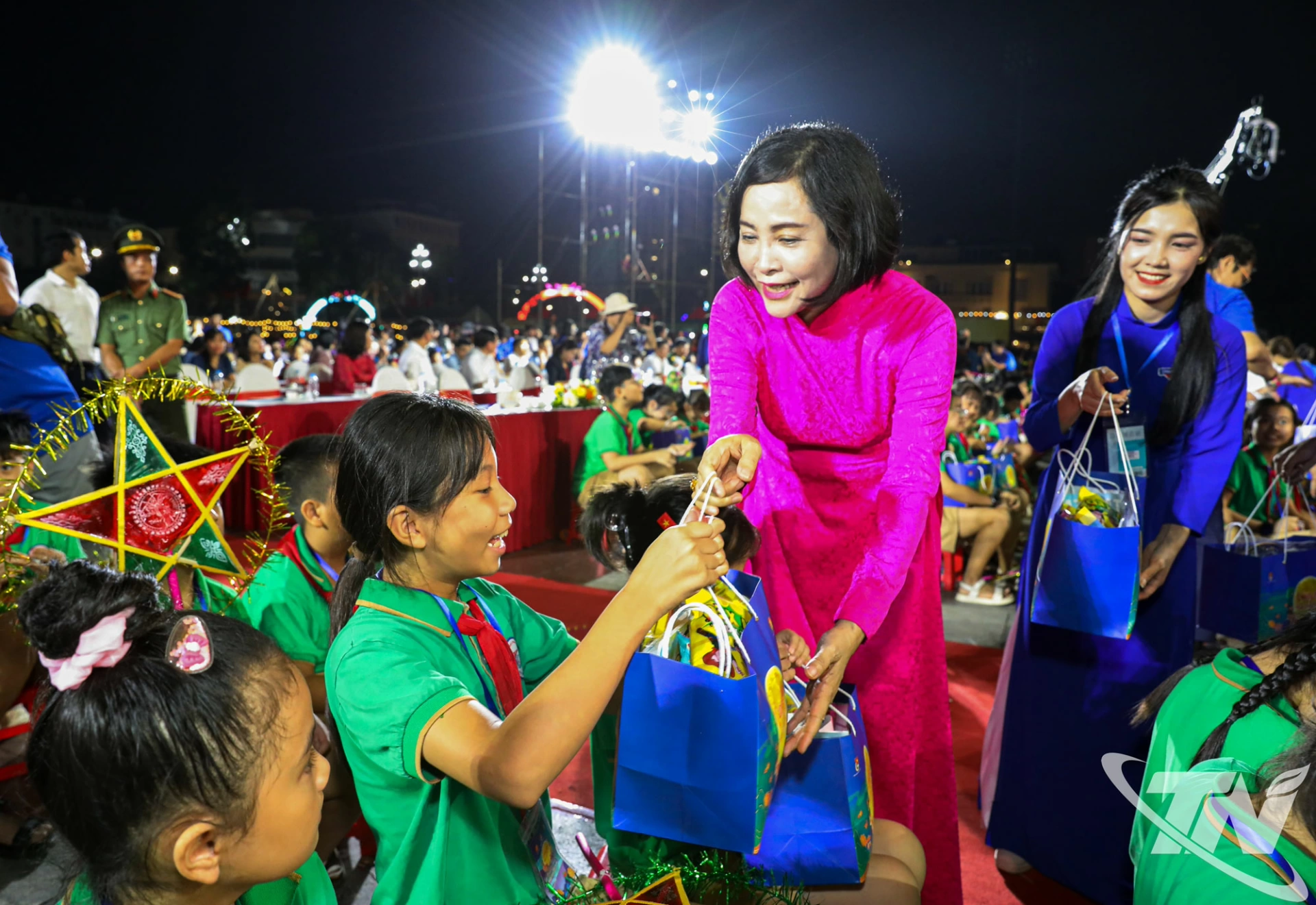 Phó Chủ tịch Quốc hội Nguyễn Thị Thanh tặng quà Trung thu cho thiếu nhi có hoàn cảnh khó khăn.