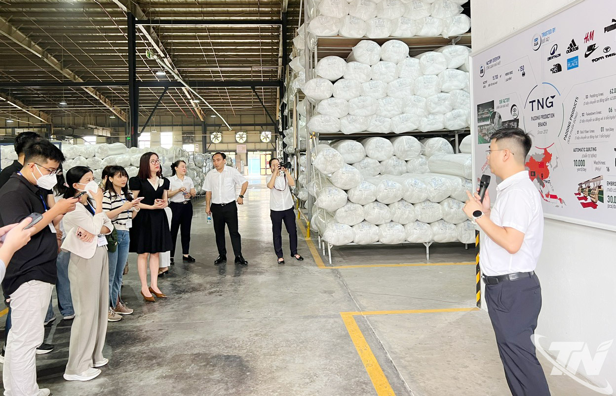 Đại biểu tham quan khu vực nguyên liệu đầu vào.