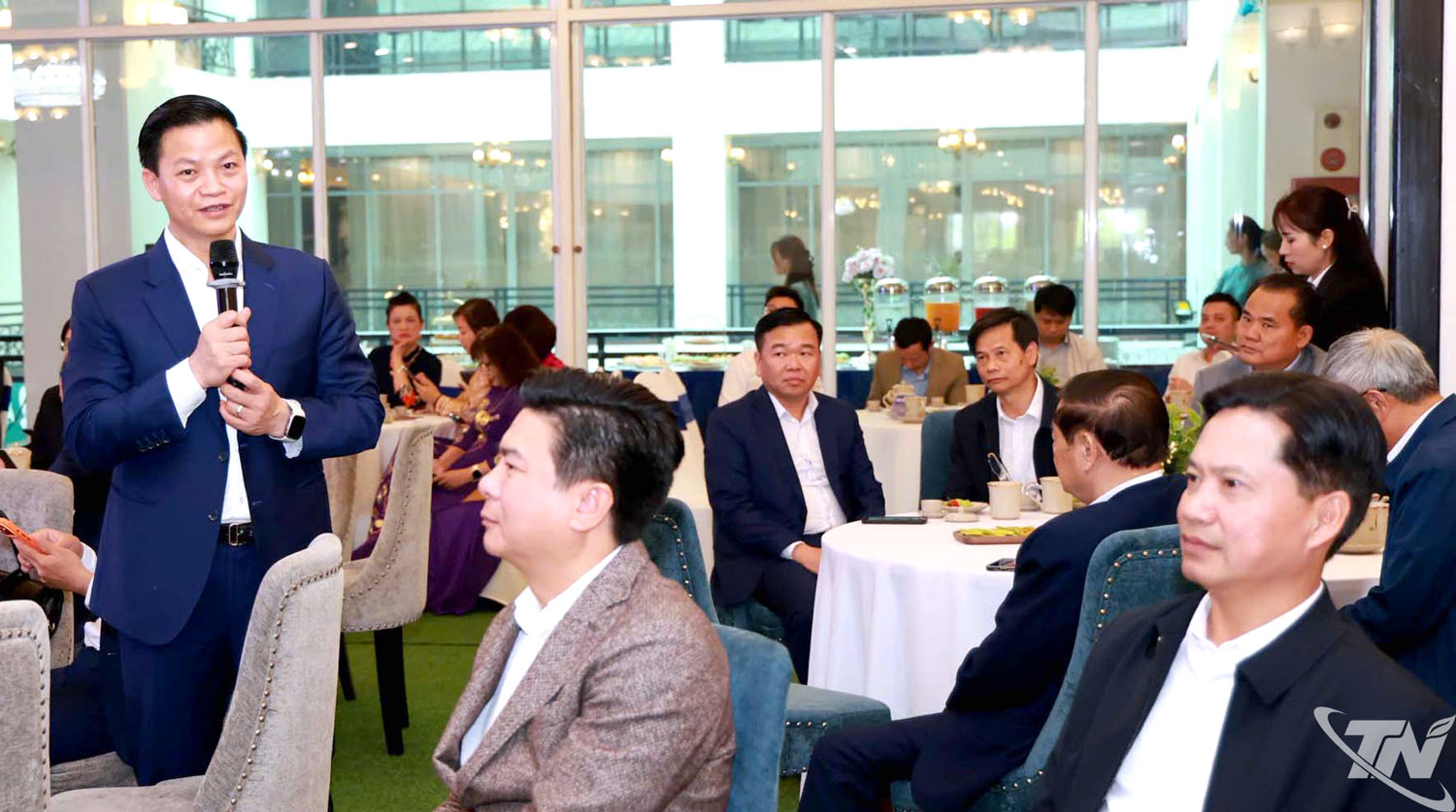 Mới đây, tại khách sạn MayPlaza, UBND tỉnh Thái Nguyên tổ chức chương trình “Trà sáng cùng doanh nhân”, góp phần đẩy mạnh thu hút đầu tư trên địa bàn tỉnh. Trong ảnh: Đồng chí Chủ tịch UBND tỉnh Vương Quốc Tuấn phát biểu tại chương trình.