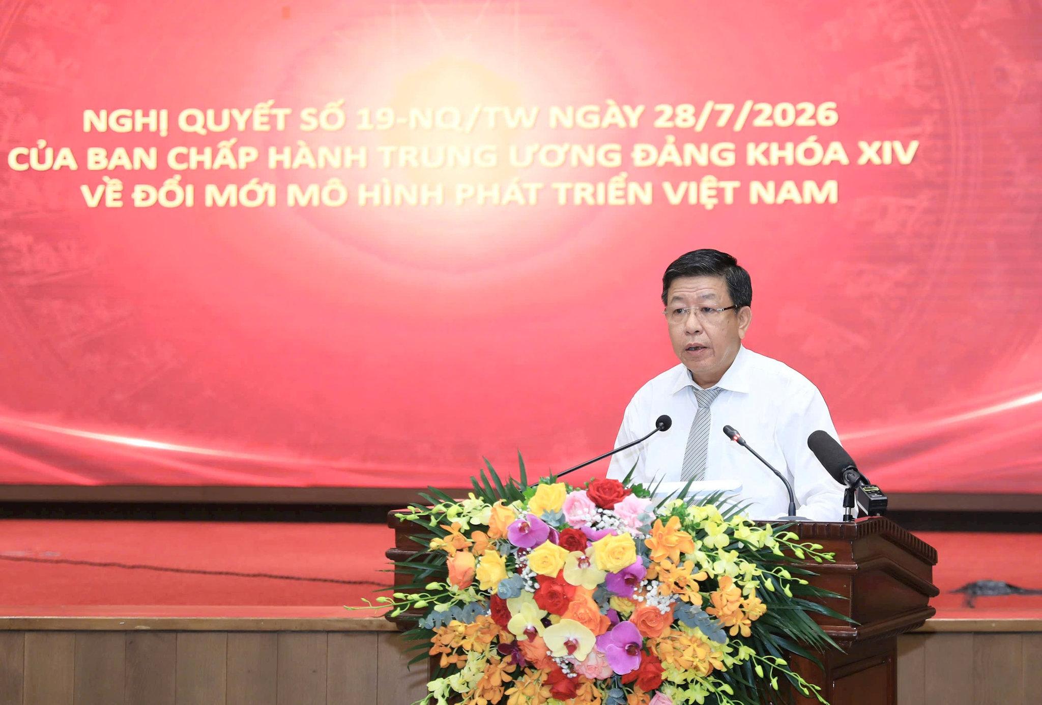 Ủy viên Ban Thường vụ Thành ủy, Phó Chủ tịch Thường trực UBND thành phố Dương Đức Tuấn quán triệt Chương trình. Ảnh: Quang Thái