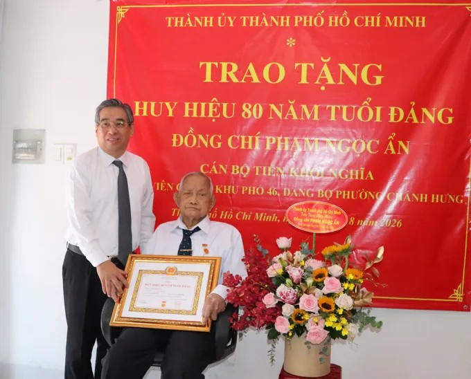 Phó Bí thư Thành ủy TPHCM Nguyễn Phước Lộc trao Huy hiệu 80 năm tuổi Đảng đến đồng chí Phạm Ngọc Ẩn. Ảnh: THÁI PHƯƠNG