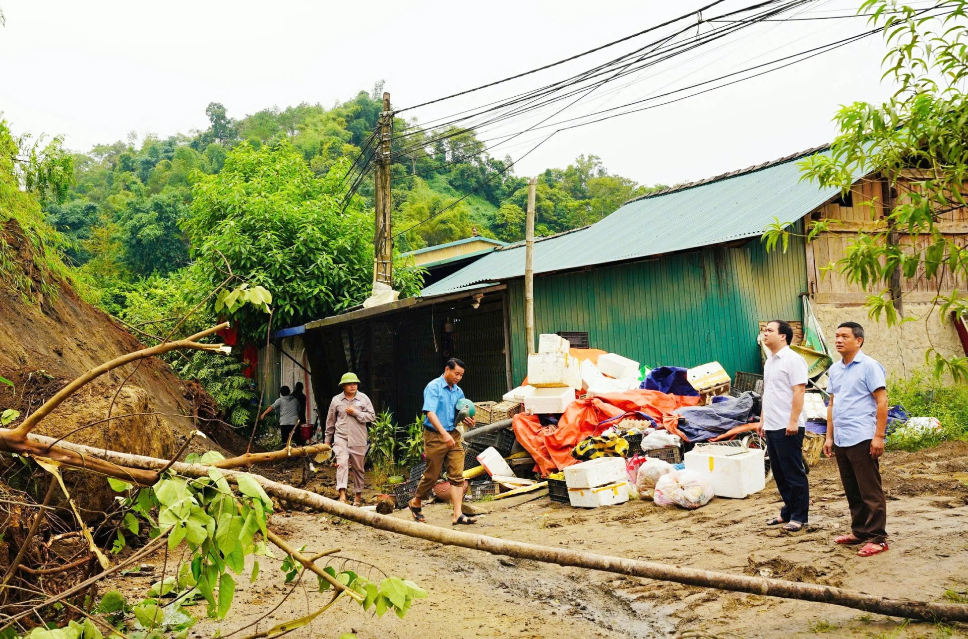 Lãnh đạo UBND xã Chợ Rã đến hiện trường nắm tình hình thực tế và chỉ đạo khắc phục.