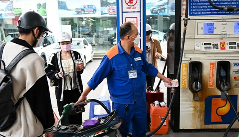 Giá xăng giảm, giá dầu tiếp tục tăng sau Tết.