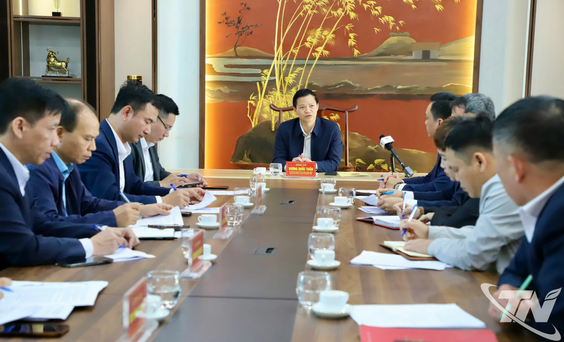 Đồng chí Chủ tịch UBND tỉnh Vương Quốc Tuấn chủ trì làm việc với lãnh đạo các sở, ngành, địa phương liên quan và chủ đầu tư về phát triển nhà ở xã hội.