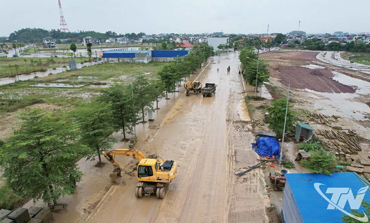 Các phương tiện cơ giới và máy móc chuyên dụng được huy động làm sạch đường phố, thu gom rác thải sau mưa bão.