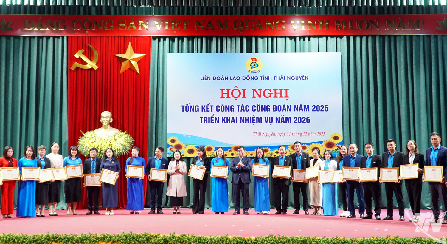 Ban Chấp h&agrave;nh Li&ecirc;n đo&agrave;n Lao động tỉnh Th&aacute;i Nguy&ecirc;n tặng Bằng khen to&agrave;n diện cho c&aacute;c tập thể.