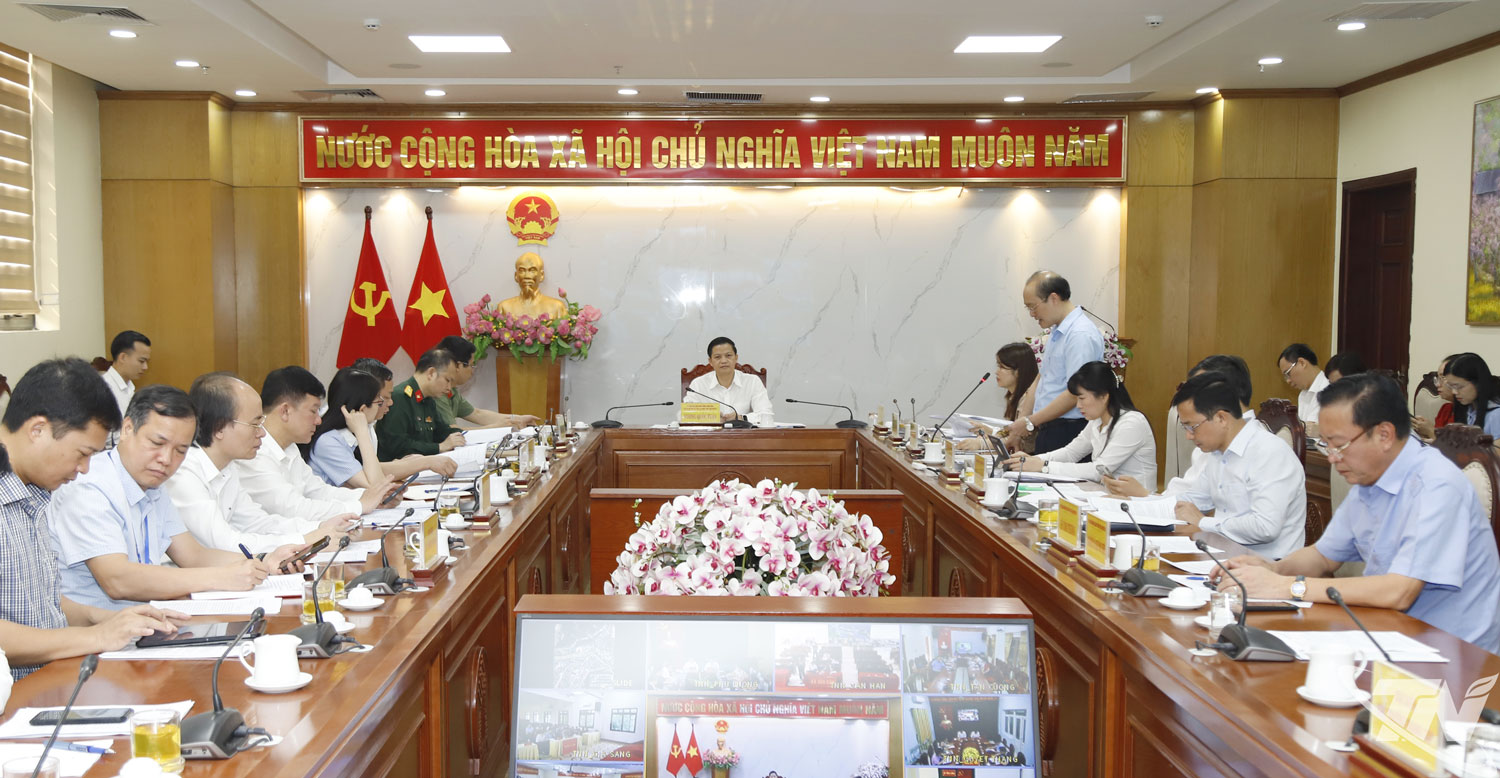 Đồng chí Chủ tịch UBND tỉnh Vương Quốc Tuấn chủ trì Hội nghị.