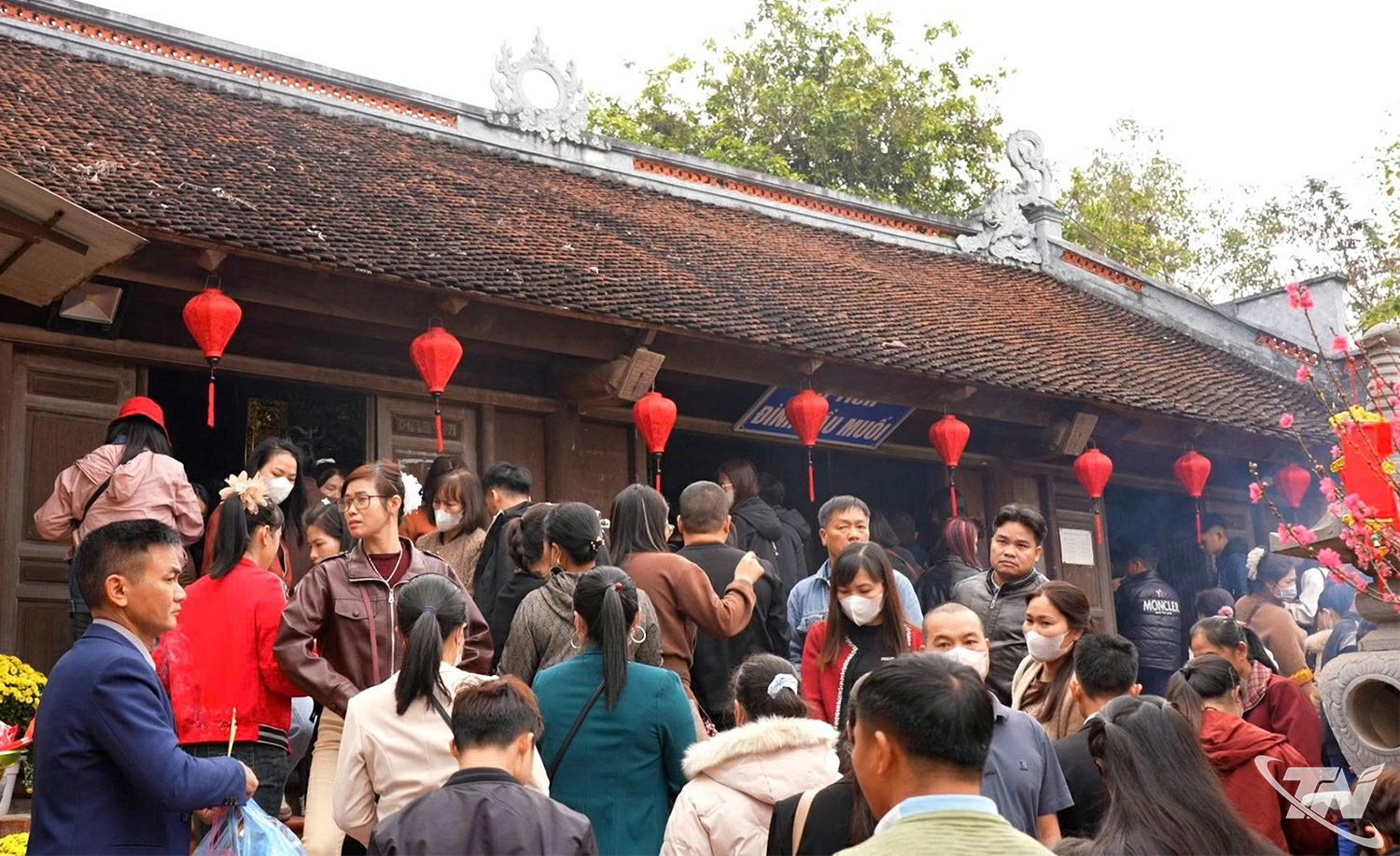 Du khách du xuân đầu năm.