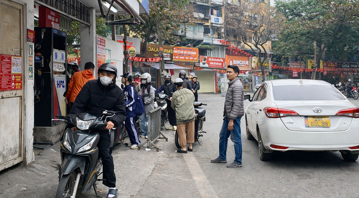 C&aacute;c mặt h&agrave;ng xăng, dầu phổ biến tr&ecirc;n thị trường đều được điều chỉnh tăng gi&aacute; b&aacute;n lẻ từ chiều 5-2. Ảnh: T.Hoa.