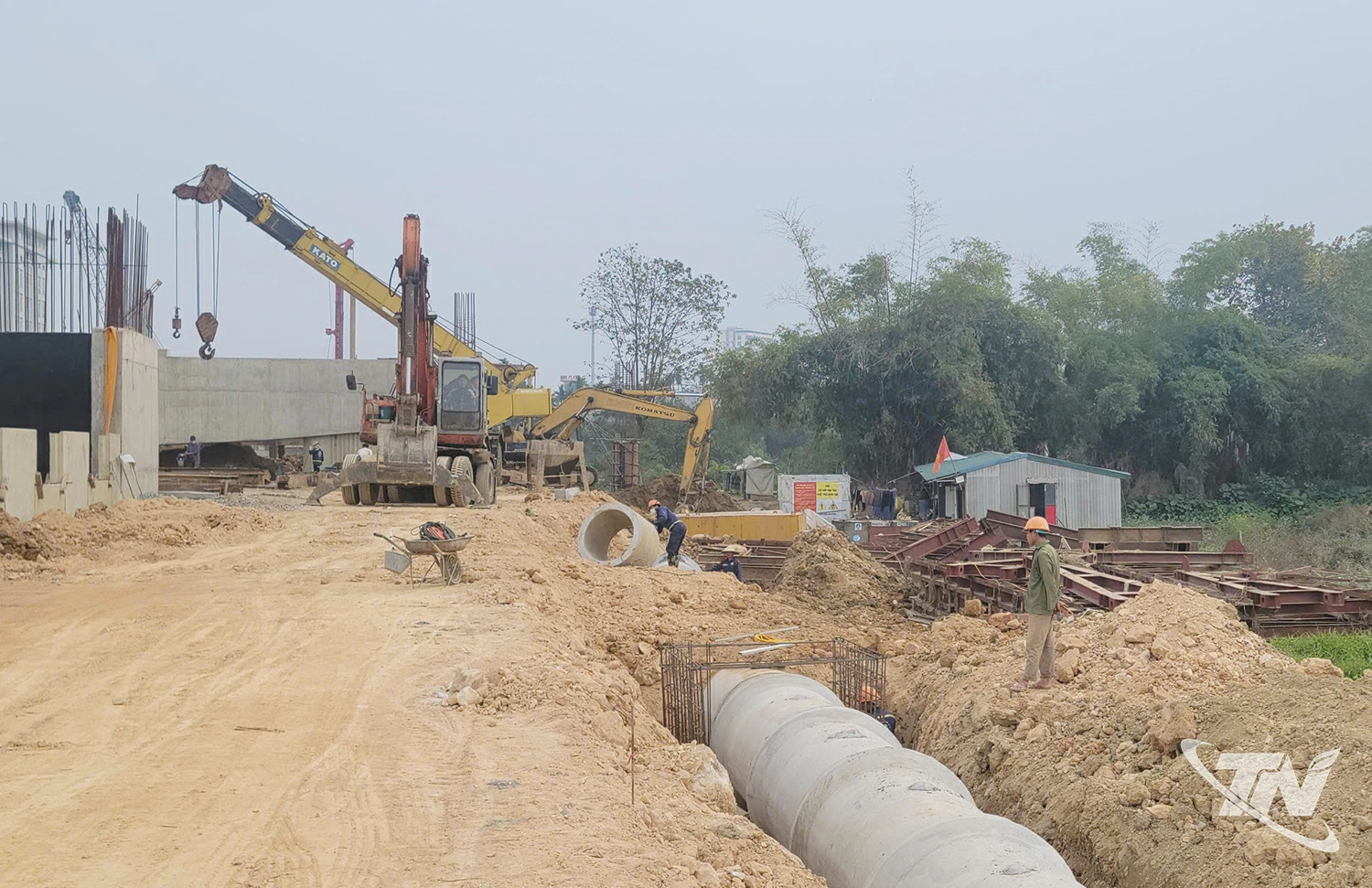 Các đơn vị huy động phương tiện, máy móc khẩn trương   thi công tại các khu vực đã được bàn giao mặt bằng.