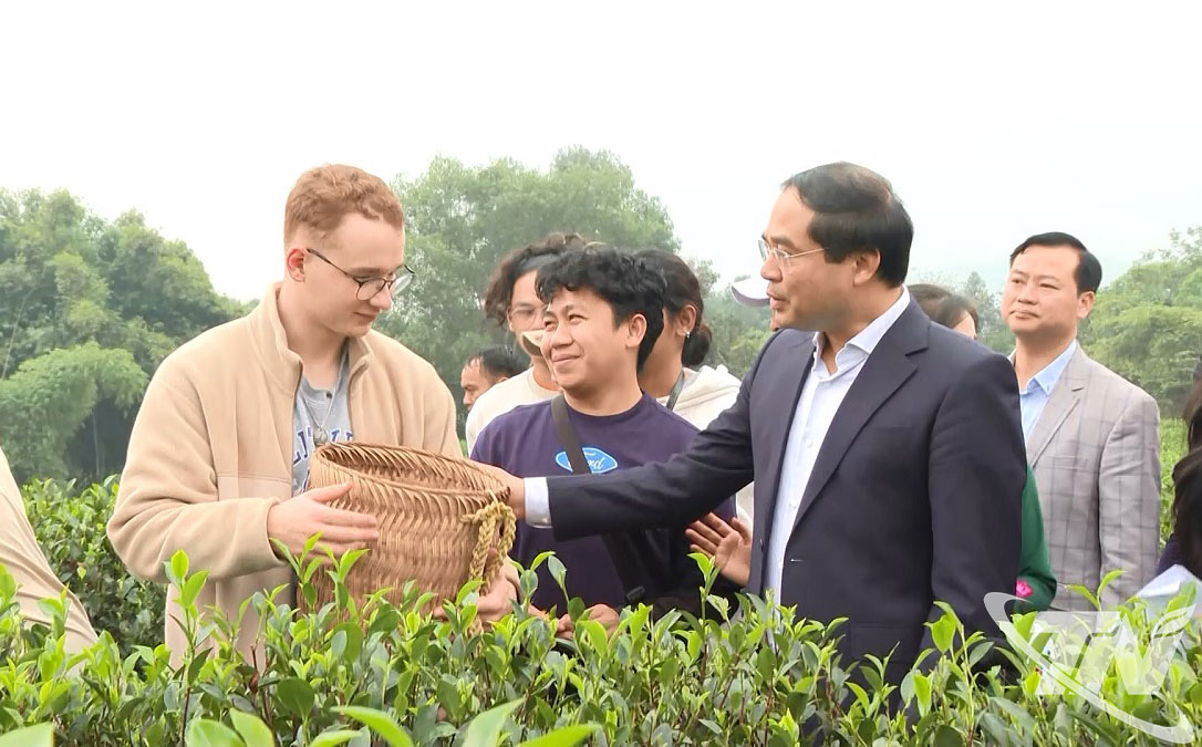 Đồng ch&iacute; B&iacute; thư Tỉnh ủy Trịnh Xu&acirc;n Trường c&ugrave;ng c&aacute;c đại biểu v&agrave; du kh&aacute;ch trải nghiệm h&aacute;i ch&egrave;.