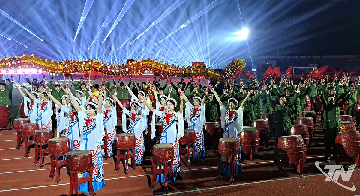 M&agrave;n tr&igrave;nh diễn &aacute;nh s&aacute;ng v&agrave; sự tham gia của gần 1.000 c&aacute;n bộ, chiến sỹ, diễn vi&ecirc;n, sinh vi&ecirc;n ấn tượng tại lễ khai mạc.