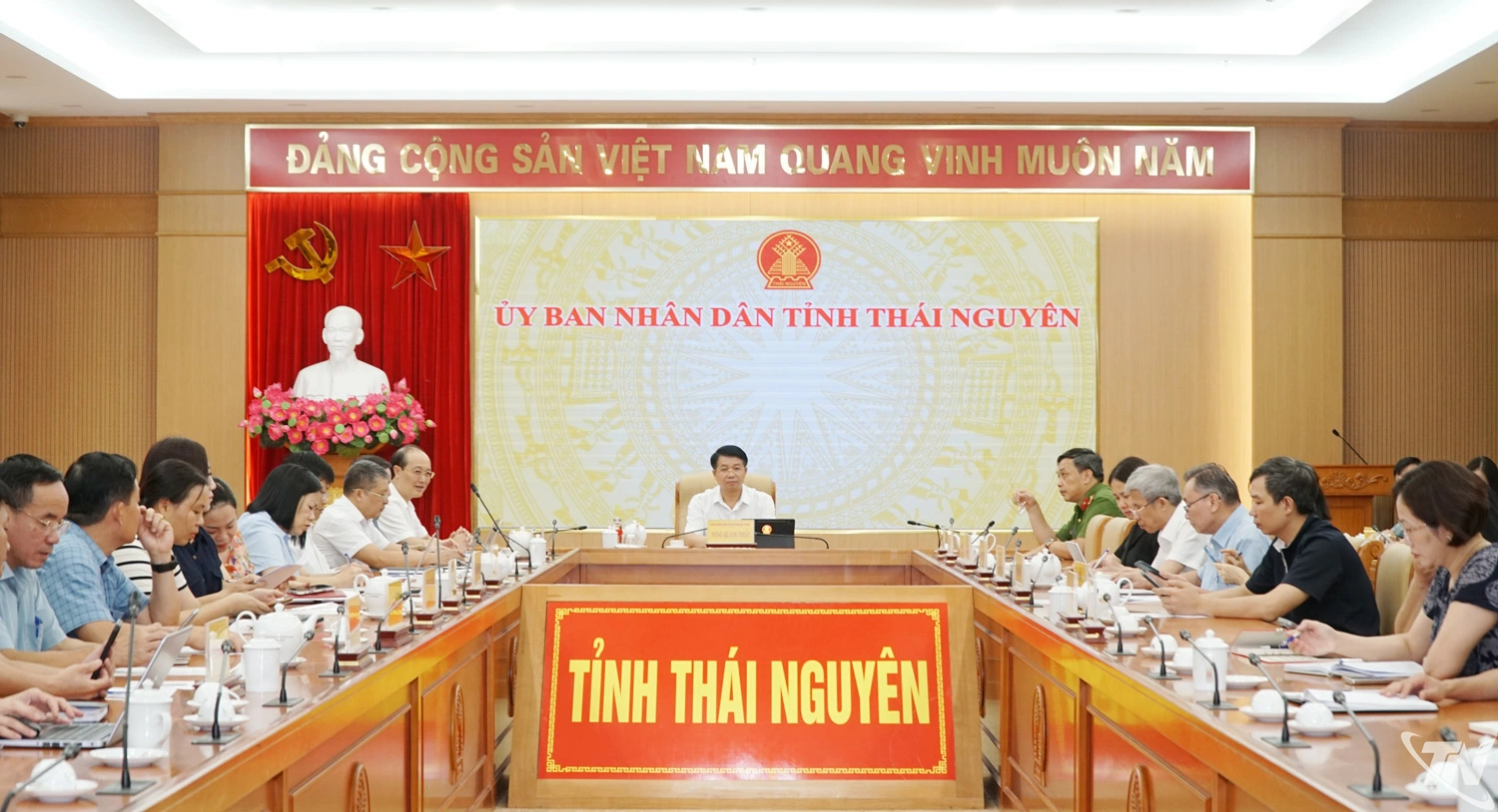Đồng chí Nông Quang Nhất, Phó Chủ tịch UBND tỉnh cùng các đại biểu dự Hội nghị tại điểm cầu Thái Nguyên.