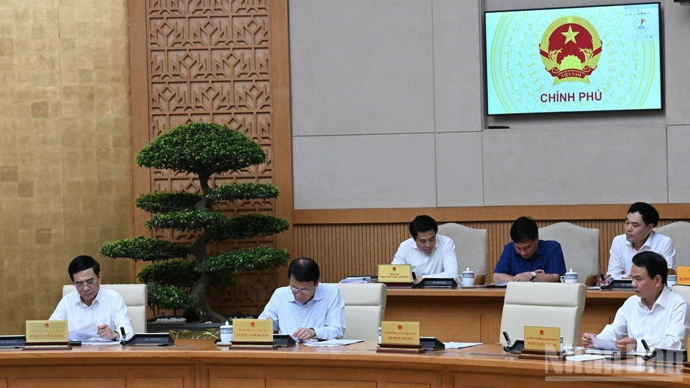 Lãnh đạo các bộ, ngành, các đại biểu tham dự Phiên họp Chính phủ thường kỳ tháng 7.