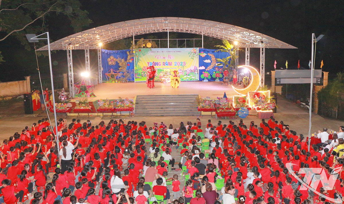 Quang cảnh “Đêm hội trăng rằm” tại xã Côn Minh.