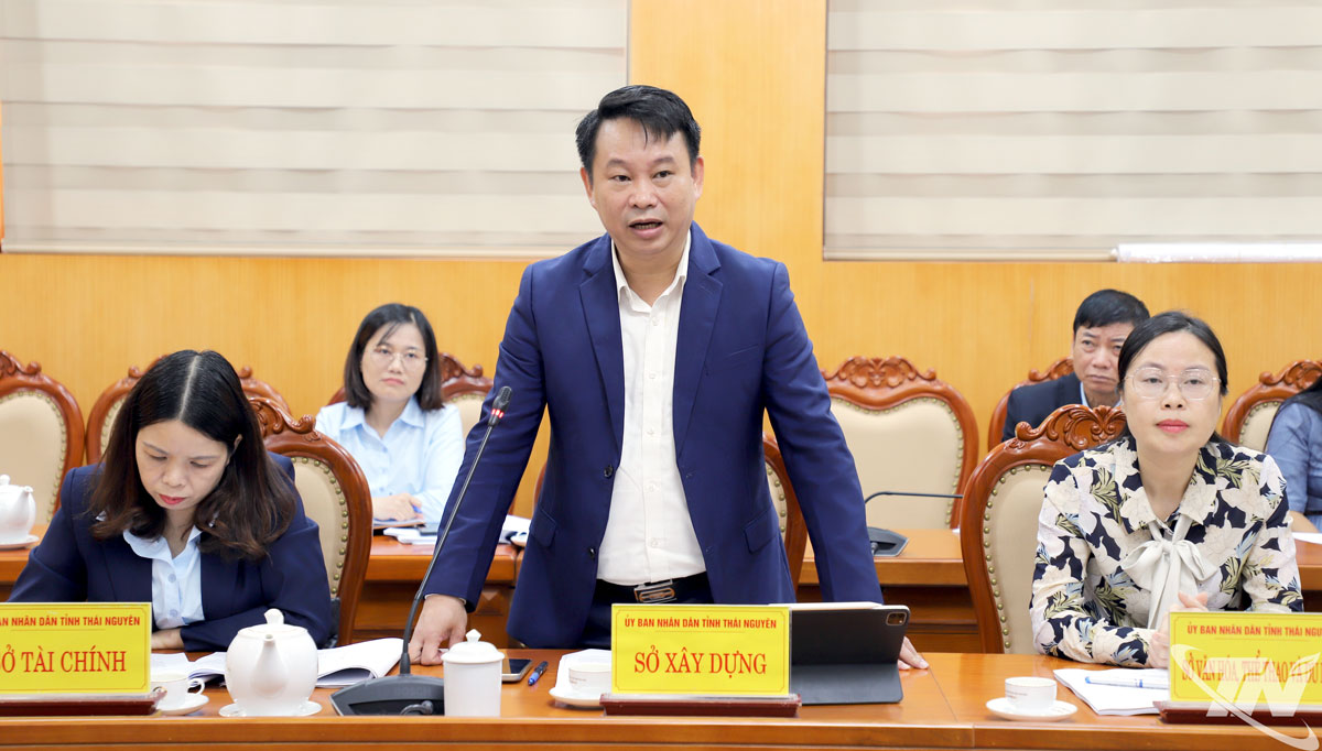 Đại biểu phát biểu ý kiến tại cuộc họp.