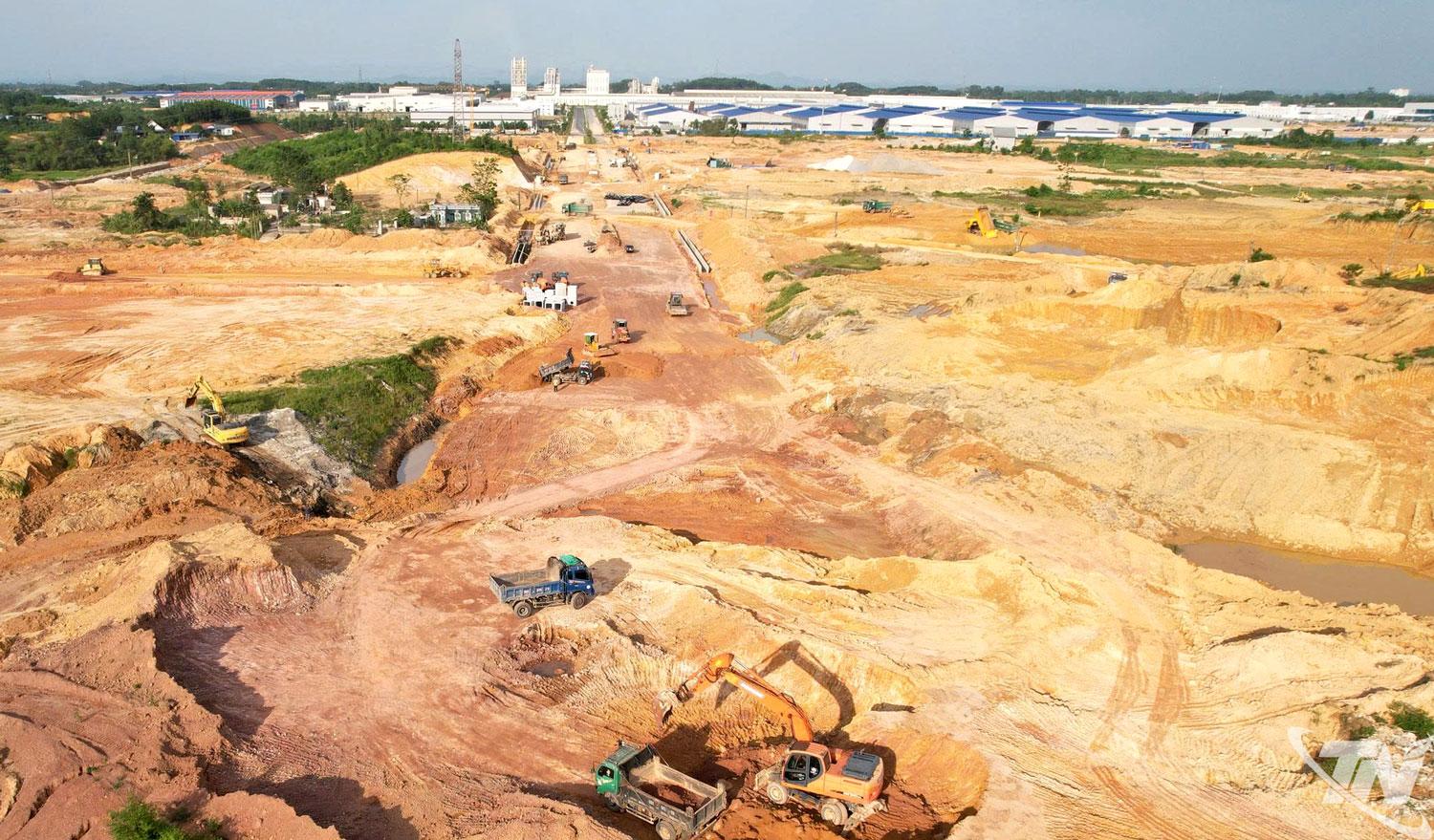 Dự án Khu công nghiệp Sông Công II - giai đoạn 2 (với tổng mức đầu tư gần 4.000 tỷ đồng) đang được đẩy nhanh tiến độ thi công hạ tầng để sẵn sàng đón các nhà đầu tư. Ảnh: T.L