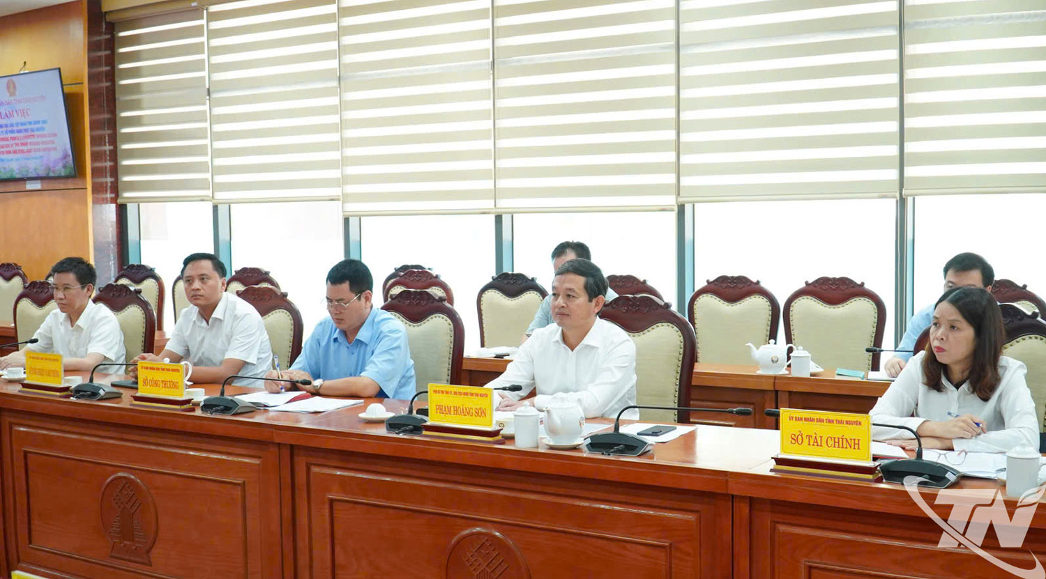 Đồng chí Chủ tịch UBND tỉnh Phạm Hoàng Sơn và lãnh đạo các sở, ngành của tỉnh tại buổi làm việc.