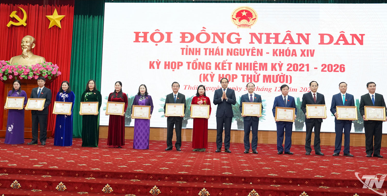 Đồng ch&iacute; B&iacute; thư Tỉnh ủy Trịnh Xu&acirc;n Trường trao Bằng khen cho c&aacute;c c&aacute; nh&acirc;n c&oacute; nhiều th&agrave;nh t&iacute;ch trong phong tr&agrave;o thi đua &ldquo;Đổi mới v&agrave; n&acirc;ng cao năng lực, hiệu quả hoạt động của HĐND tỉnh Th&aacute;i Nguy&ecirc;n, nhiệm kỳ 2021-2026&rdquo;.