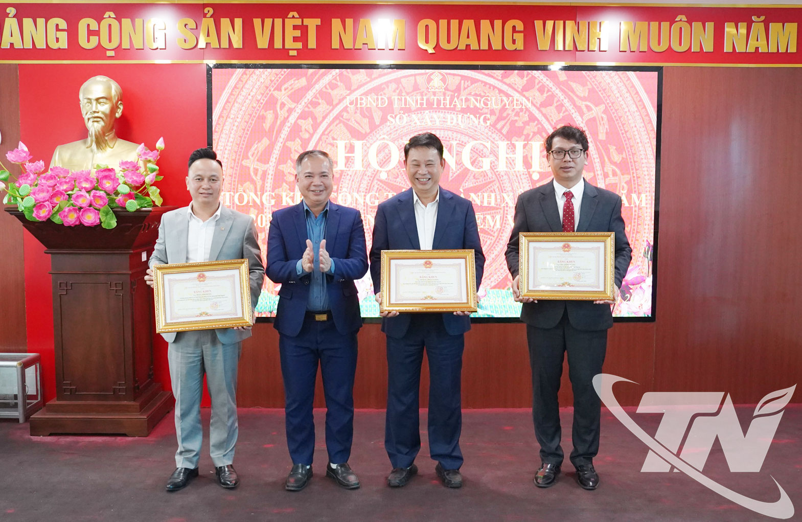 L&atilde;nh đạo Sở X&acirc;y dựng trao Bằng khen của Chủ tịch UBND tỉnh tặng c&aacute;c c&aacute; nh&acirc;n c&oacute; th&agrave;nh t&iacute;ch xuất sắc trong tổ chức triển khai khởi c&ocirc;ng, kh&aacute;nh th&agrave;nh c&aacute;c c&ocirc;ng tr&igrave;nh, dự &aacute;n trọng điểm của tỉnh năm 2025.