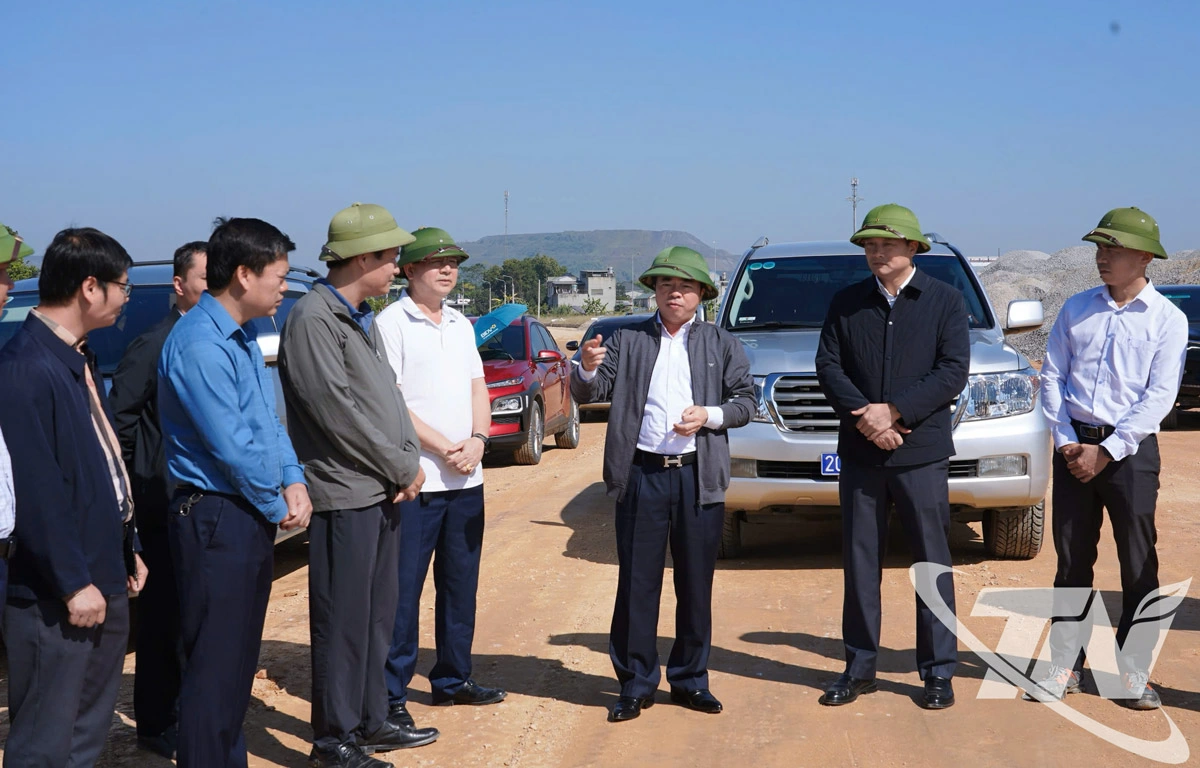 Đồng chí Bùi Văn Lương kiểm tra tiến độ thực hiện Dự án Tuyến đường kết nối từ đường Bắc Sơn đến Khu liên hợp thể thao tỉnh Thái Nguyên.